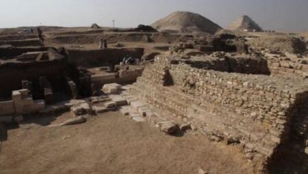 Mısır’da yeni keşif: Bir piramit ve yüzlerce mumya bulundu