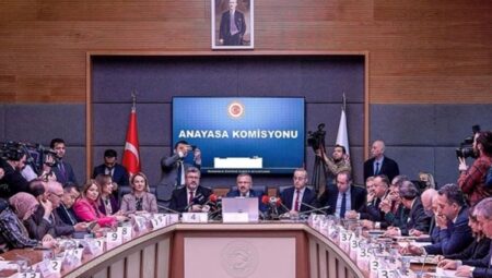 Anayasa değişikliği teklifi görüşmelerine ürolog çağrılmasına tepki: Bu yüce Meclis bunlara mahkum mu?