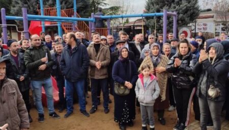 Başakşehir’de site sakinleri yüzde 85 aidat zammına eylem yaparak tepki gösterdi