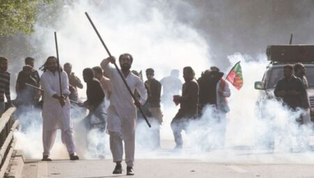 Eski Pakistan Başbakanı Khan’ın destekçileri polisle çatıştı: 8 yaralı