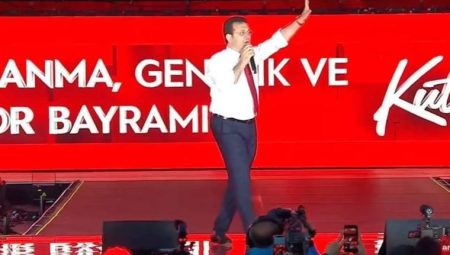 İmamoğlu çağrı yapmıştı: Yurttaşlar Maltepe’de 19 Mayıs’ı kutladı