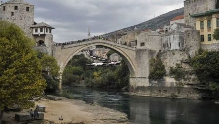 Tarihi Mostar Köprüsü’nün 30 yıl önceki yıkılma anına ait yeni görüntü paylaşıldı